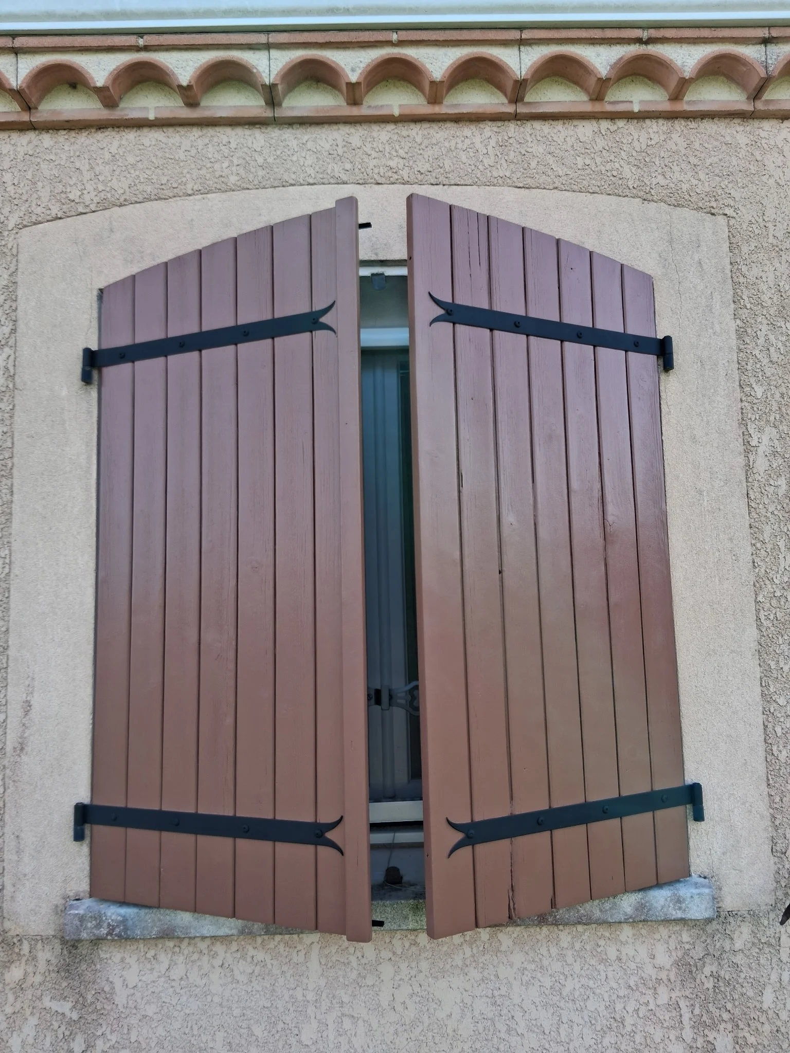 Rénovation de boiseries et ferronneries - Redonnez vie à vos volets en bois grâce à notre service de rénovation, alliant e